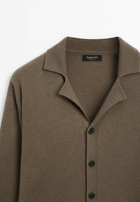 Cardigan en maille marron avec trois boutons noirs et un large col, de la marque Massimo Dutti, fabriqué en Chine.