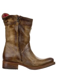 Ruskeat nahkaiset nilkkurit, joissa on sileä pinta, sivuvetoketju ja matala pinoavakorko. Niissä on hieman rypyttyvä muotoilu ja kontrastivärinen sisävuori.