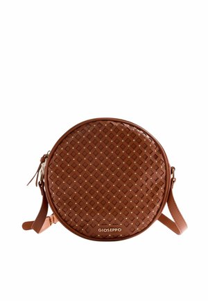 Bolso bandolera redondo de cuero marrón con patrón tejido y pequeñas tachuelas doradas, correa ajustable y logo de Gioseppo en el frente.