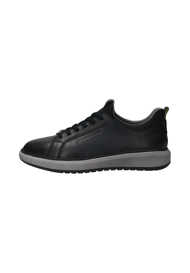 Schwarze Leder-Sneaker mit runder Zehenpartie, Schnürdesign und kontrastierender grauer Gummisohle mit strukturiertem Profil. Goldene Akzente an der Ferse.