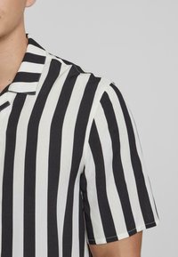 Urban Classics RESORT - Button down-skjorte - black offwhite