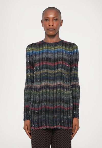 Pull long à manches longues multicolore avec des rayures horizontales en noir, bleu, vert, rouge et argent, doté d'un col ras du cou et d'une coupe décontractée.