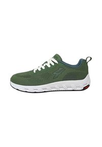Scarpa atletica verde a rete con lacci bianchi, suola strutturata e accentuazione blu sul tallone. Branding distintivo e motivo di aderenza multicolore sulla suola.