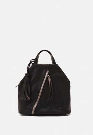 Borsa nera in pelle con una finitura testurizzata, caratterizzata da una zip laterale, un pon-pon decorativo e accenti di nastro a contrasto in grigio chiaro.