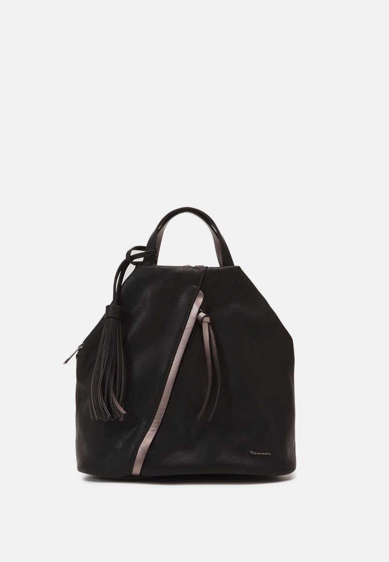 Sac en cuir noir avec une finition texturée, doté d'une fermeture éclair latérale, d'un pompon décoratif et d'accents en ruban contrastants gris clair.