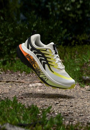 HOKA STINSON 8 - Παπούτσια για τρέξιμο σε μονοπάτια - frost / black