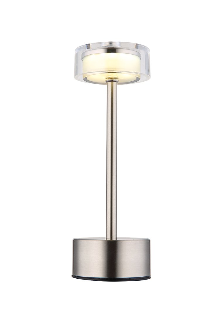 Metalowa lampa stołowa z cylindryczną podstawą, smukłym ramieniem i przezroczystym kloszem nad ciepłobiałą żarówką, tworząca łagodne rozpraszanie światła.
