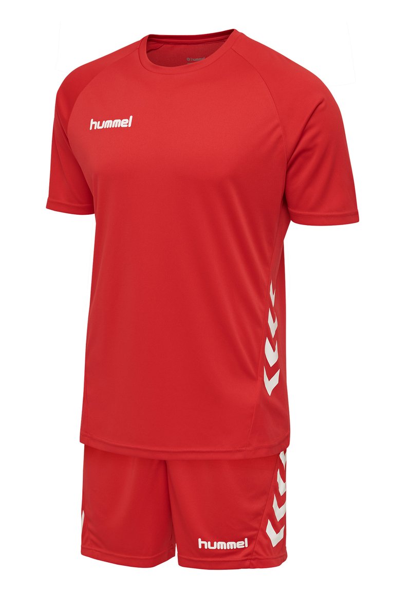 Rotes Sporttrikot und Shorts-Set aus leichtem Stoff. Mit weißen Chevron-Akzenten an den Seiten und einem Logo auf der Vorderseite.