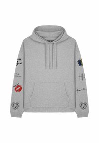 Gaiši pelēka sporta jaciņa ar priekšējo kengura kabatu, kapuci ar auklām un melniem, sarkaniem un ziliem grafiskiem attēliem uz abām piedurknēm.