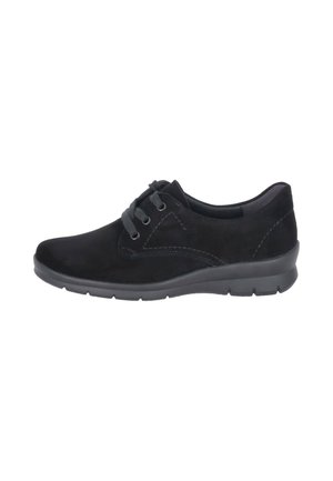 Zapato negro de ante con cordones, tres ojales, suela baja de cuña y detalle de costuras sutil, visto de lado sobre fondo blanco.