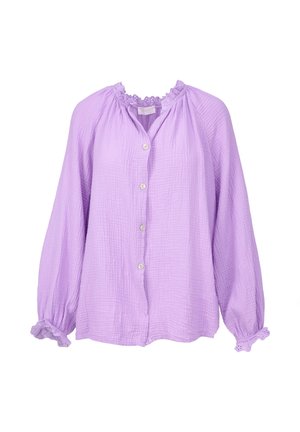 Blouse lilas à manches longues avec boutons sur le devant, encolure et poignets froncés, tissu texturé, et bordure en dentelle sur le col et les extrémités des manches.