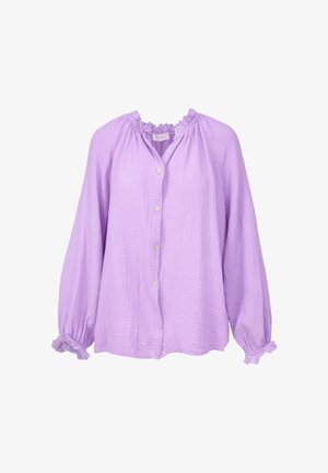 Blouse lilas à manches longues avec boutons sur le devant, encolure et poignets froncés, tissu texturé, et bordure en dentelle sur le col et les extrémités des manches.