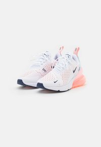 Par av vita och rosa Nike Air Max 270 sneakers med ovandel i mesh, snörningsdesign och synliga rosa luftkuddar på sulorna mot en vit bakgrund.