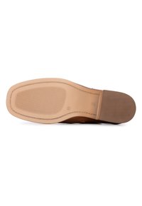 Semelle de chaussure en cuir tan avec un talon rembourré marron. La surface texturée présente des rainures horizontales et verticales pour la traction.