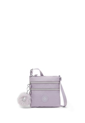 Bolso pequeño cruzado de color púrpura claro con dos bolsillos frontales con cremallera y un llavero de pompón esponjoso unido en el lateral.