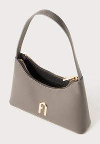 Bolsa de mão em couro sintético cinza com um formato curvo, ferragens douradas e fecho em zíper. Interior forrado em tecido preto, apresentando um pequeno bolso.