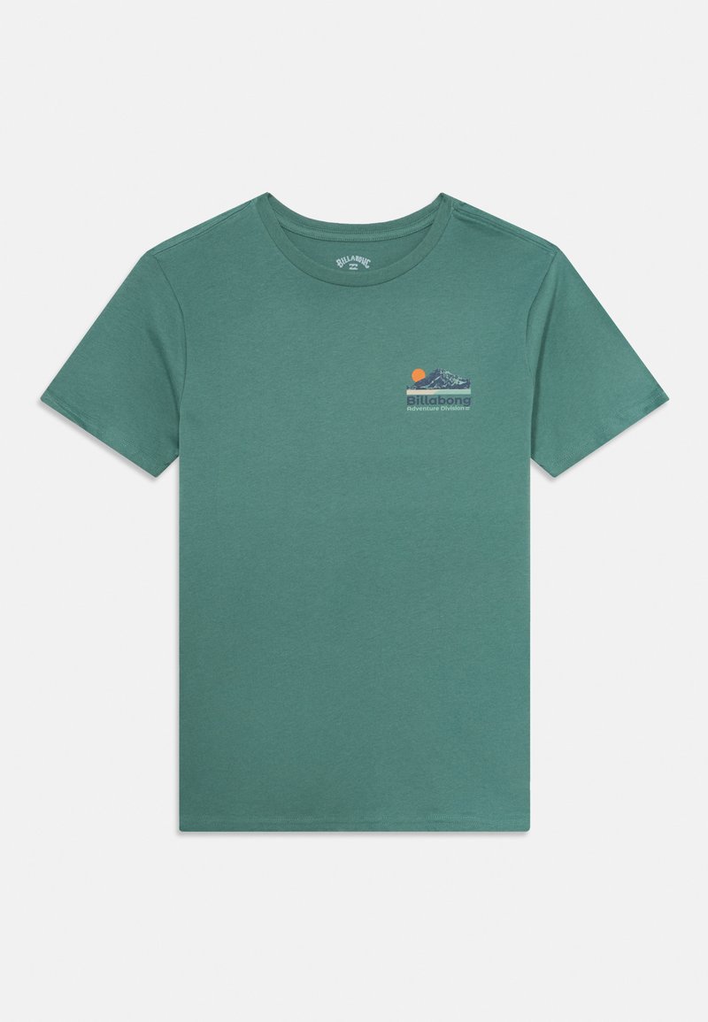 T-shirt verde a maniche corte con collo rotondo, dotato di una piccola grafica di una montagna e del sole, e la scritta "Billabong Adventure Division" sul lato sinistro del petto.