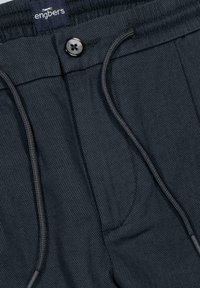 Marineblaue Hose aus strukturiertem Stoff mit einem Knopfverschluss, elastischem Kordelzug und zwei vorderen Taschen.