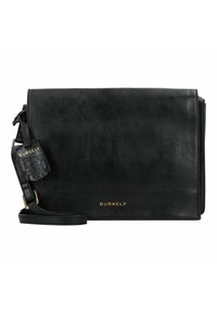 Borsa a tracolla in pelle nera con finitura texture, logo dorato e tracolla regolabile. Presenta un piccolo etichetta con un design a motivo.
