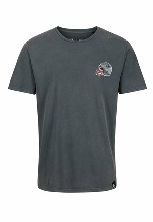 Grå bomulls t-shirt med rund halsringning och korta ärmar, prydd med en broderad fotbollshjälm-logotyp på vänster bröst.