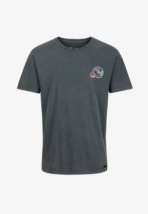 Camiseta de algodón gris con cuello redondo y mangas cortas, con un logo de casco de fútbol bordado en el lado izquierdo del pecho.