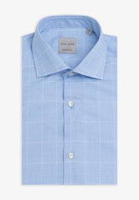 Camicia a scacchi blu chiaro con colletto aperto, chiusura anteriore con bottoni e una superficie morbida. L'etichetta reca la dicitura "DAN JOHN REGULAR."