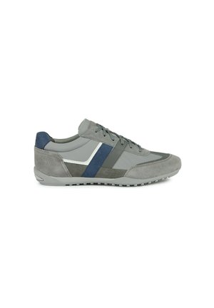 Zapatillas deportivas grises con una combinación de material de ante y malla. Presentan acentos en azul oscuro y oliva, un perfil bajo y una suela de goma texturizada.