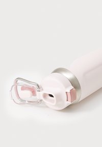 Sticlă de apă din oțel inoxidabil roz, cu accent metallic argintiu, capac transparent cu flip și buton de blocare roz. Textură netedă și formă cilindrică.