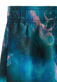 Farverige svømmedragter med et kosmisk print i nuancer af blå, teal og strejf af pink, lavet af let, glat stof.