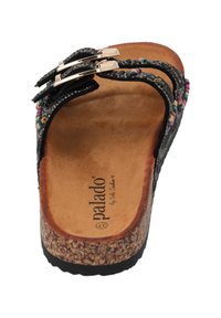 Sandalia de corcho negro con dos hebillas metálicas, acentos de cuentas coloridas a lo largo del costado y una plantilla de color bronceado que parece natural.