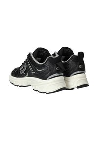 Zwarte sport schoenen met een gestructureerde afwerking, voorzien van een witte tussenzool, reflecterende accenten en een gewatteerde kraag.