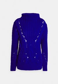 Pull tricoté bleu avec motifs torsadés, manches longues et col montant côtelé sur fond blanc.