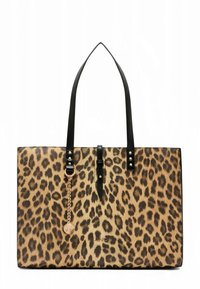 Borsa tote stampa leopardata con manici neri, superficie testurizzata, dettagli in metallo dorato e un ciondolo decorativo. Forma rettangolare con base piatta.