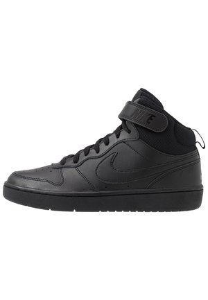 Sorte høye sneakers laget av lær og mesh-materialer, med borrelåsrem, rund tå, snøring foran og teksturert gummisåle.