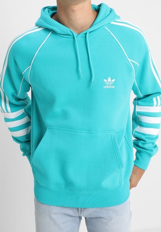 Turkos hoodie med vita tre-stripes-accenter, kenguruficka och huva. Tillverkad av mjukt tyg, med en klassisk Adidas-logotyp.