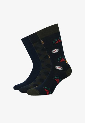 Trzy pary męskich skarpetek: granatowe gładkie, ciemnozielone z motywami obozowymi i w wzory w kolorze węgla z diamentami. Miękka dzianina, długość średnia do łydki.