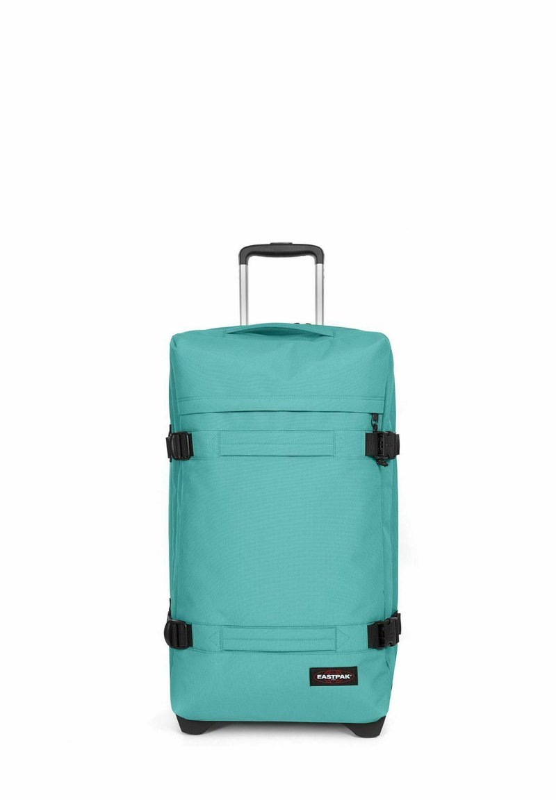Teal koffer met een duurzame stof buitenkant, uitschuifbare handgreep, twee zwarte gespen en een platte basis voor stabiliteit. Eastpak merk op de voorkant.