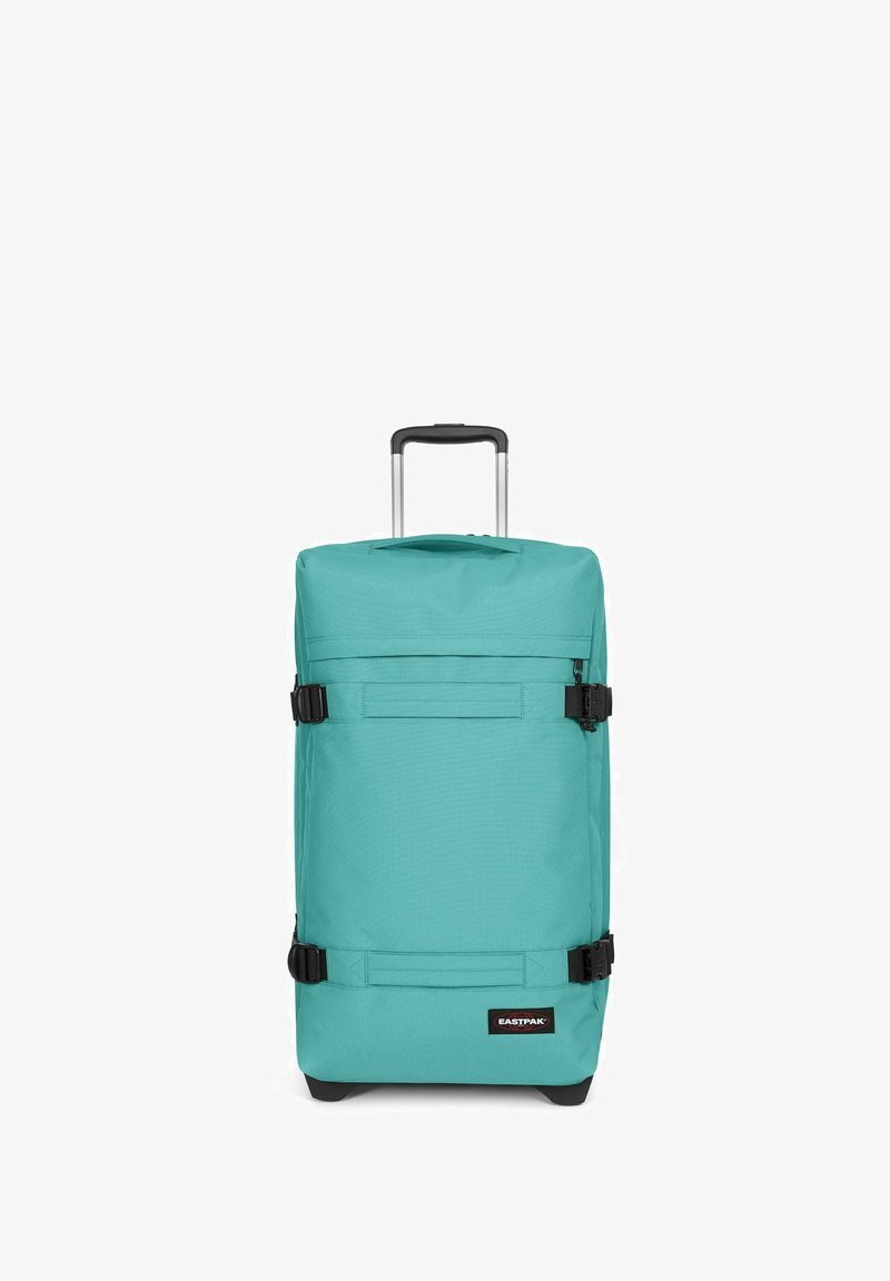 Teal koffer met een duurzame stof buitenkant, uitschuifbare handgreep, twee zwarte gespen en een platte basis voor stabiliteit. Eastpak merk op de voorkant.