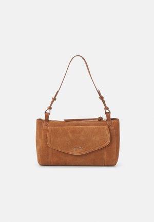 Sac à bandoulière en daim marron avec poche avant à rabat, bandoulière réglable et fermeture éclair sur le dessus.
