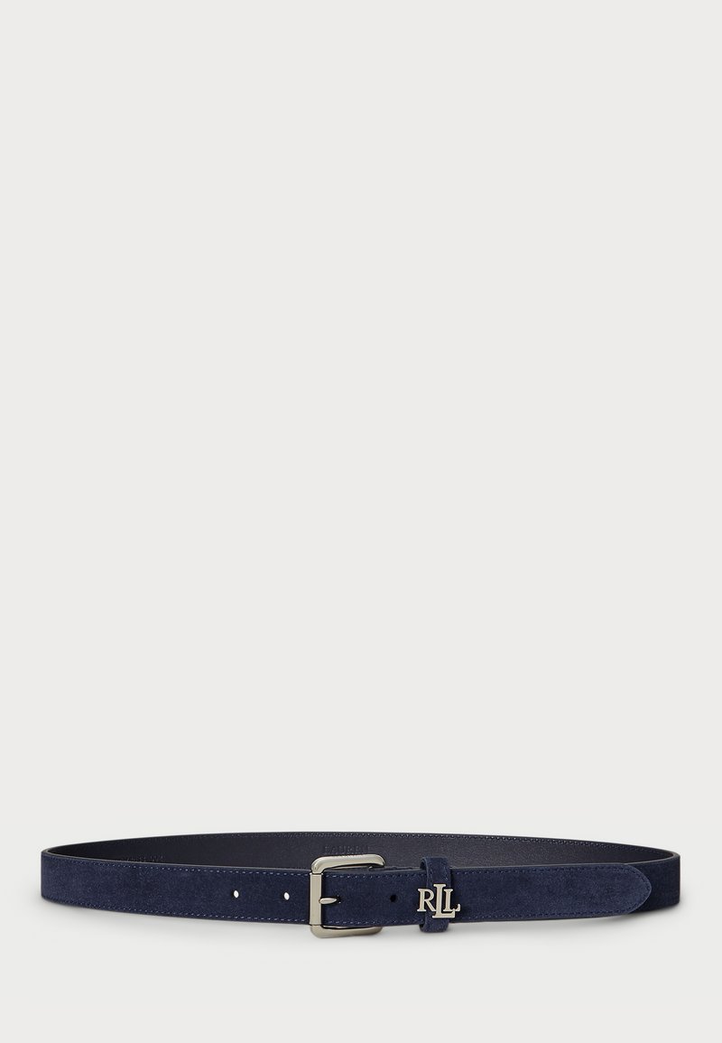 Mornarsko modri suede pas z zlatim zaponko in izbočenim logotipom. Ponaša se s čistimi linijami in elegantno, gladko teksturo. Ima več lukenj za prilagoditev dolžine.
