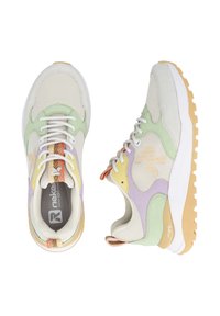 Sko i flere farver med mesh- og ruskindsmaterialer. Bløde grønne, lavendel- og gule detaljer med en holdbar brun gummisål.