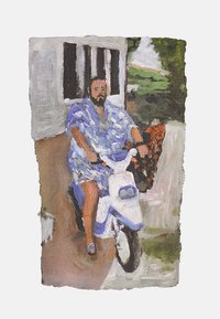 Uomo con abbigliamento blu a motivo che guida uno scooter bianco su un sentiero accanto a un edificio bianco con finestre nere e vegetazione.