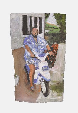 Uomo con abbigliamento blu a motivo che guida uno scooter bianco su un sentiero accanto a un edificio bianco con finestre nere e vegetazione.