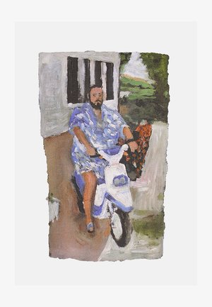 Uomo con abbigliamento blu a motivo che guida uno scooter bianco su un sentiero accanto a un edificio bianco con finestre nere e vegetazione.