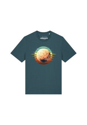 T-shirt vert sarcelle foncé avec un motif rond de coucher de soleil comportant une sphère texturée semblable à une planète et des bandes horizontales colorées en vert, jaune et orange.