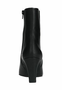 Schwarze Lederstiefelette mit hohem Absatz, ausgestattet mit einer glatten Oberfläche, einem Reißverschluss hinten und einer angepassten Silhouette.