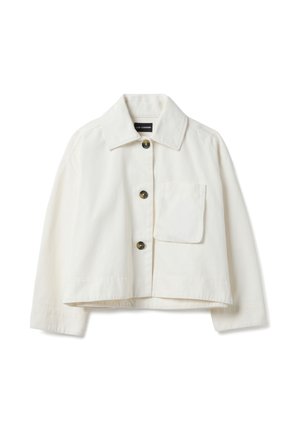 Giacca corta bianca a maniche lunghe con colletto, tre bottoni neri e una grande tasca sul petto a sinistra.