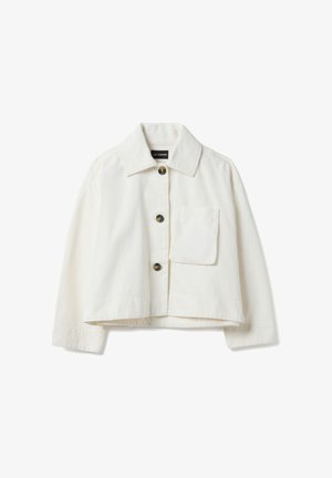 Giacca corta bianca a maniche lunghe con colletto, tre bottoni neri e una grande tasca sul petto a sinistra.