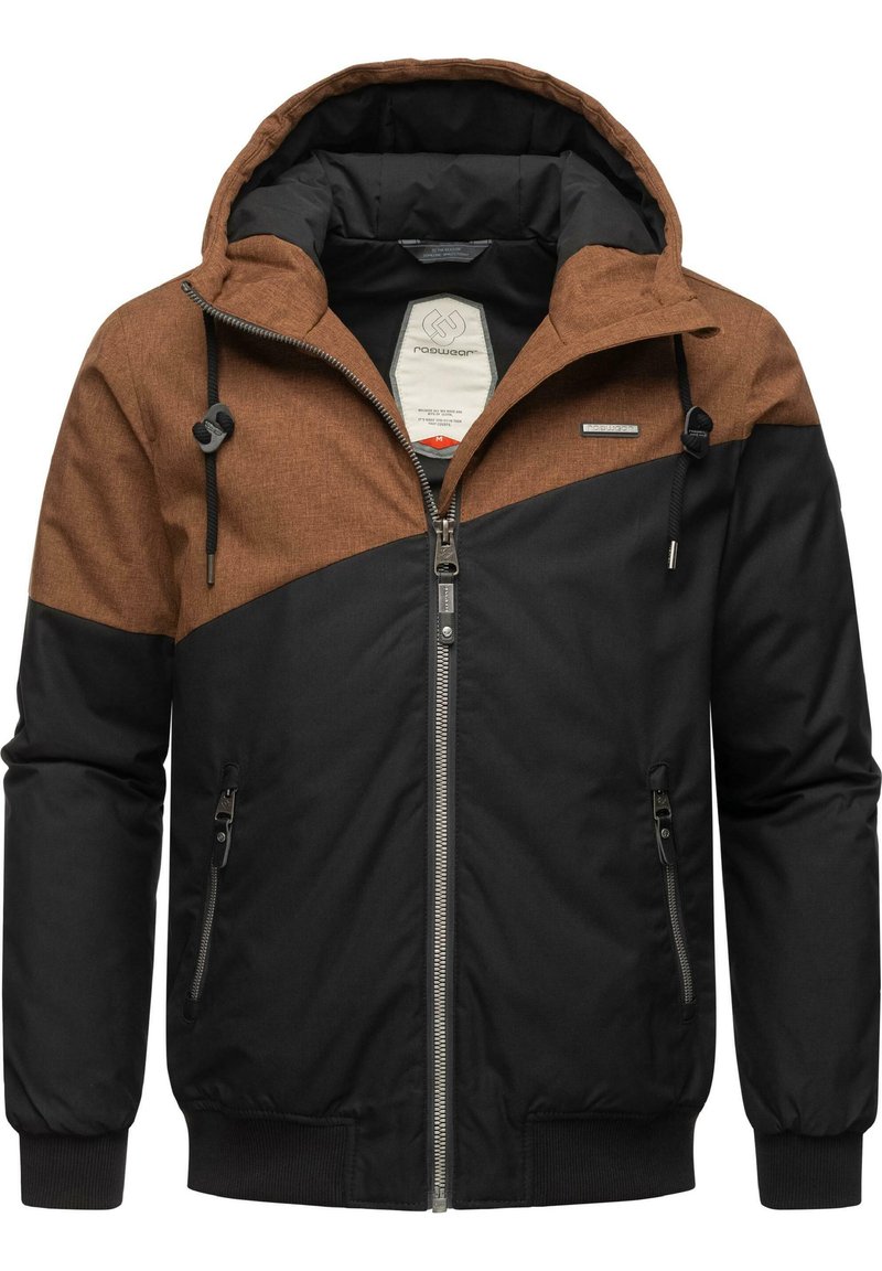 Chaqueta con capucha que tiene una sección superior marrón y una mitad inferior negra. Presenta un cierre frontal con cremallera, cordones ajustables y bolsillos laterales. Textura de tela suave.