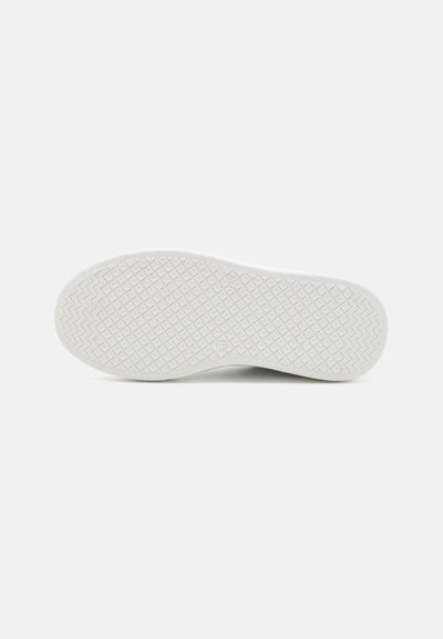 Semelle de chaussure en caoutchouc blanc avec une surface texturée, présentant un motif en zigzag pour l'adhérence et la stabilité. Bords lisses et design de bout arrondi.